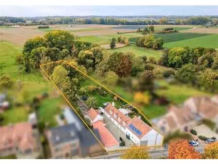 ferme rénovée avec dépendances et 8 écuries