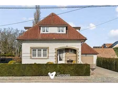 op te frissen karaktervolle woning met 2 slaapkamers gelegen