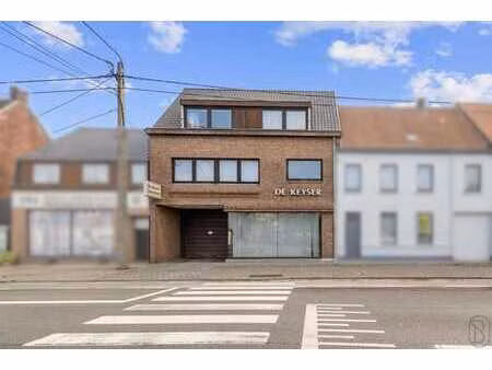 immeuble de rapport avec commerce et entrepôt