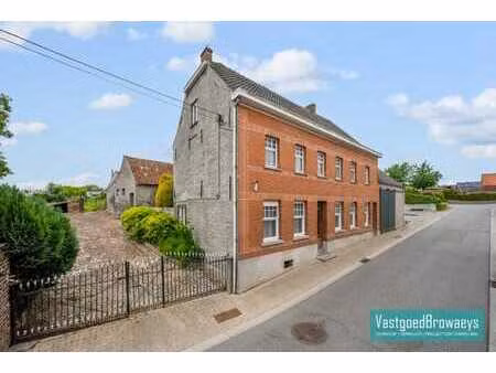 authentieke hoeve met bijgebouwen en aangename tuin midde...