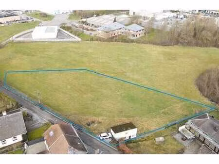 parcelle non constructible de 21 a et 48 ca avec garage.