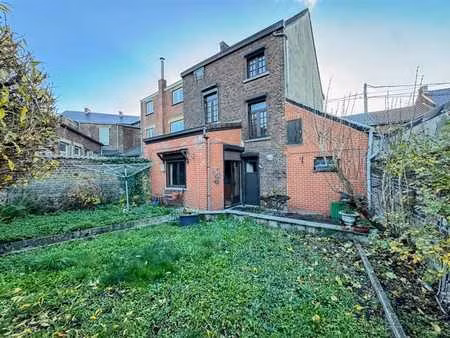 maison idéalement située à proximité du centre-ville