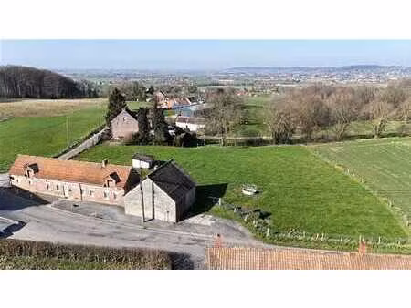 fermette à rénover idéalement située avec jardin  prairie et