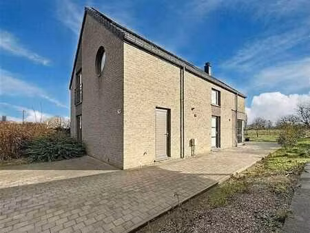 superbe maison moderne 4 chambres idéalement située