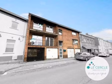 ensemble : 2 appartements + 7 garages + caves + terrain