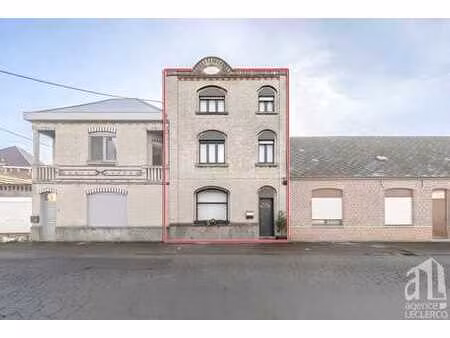maison fonctionnelle de 3ch avec cour et acces arriere!