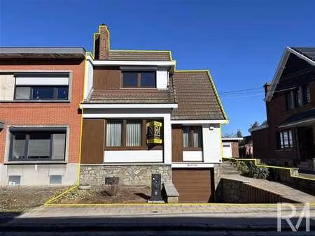 maison 3 façades à loncin dans un quartier résidentiel