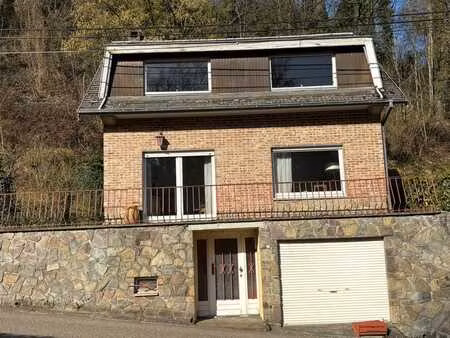 maison dans un cadre verdoyant  3 ch  jardin  bois et garage