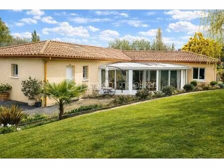 havre de paix avec vue dégagée sur la campagne – piscine – terrain arboré – à 3 min des co