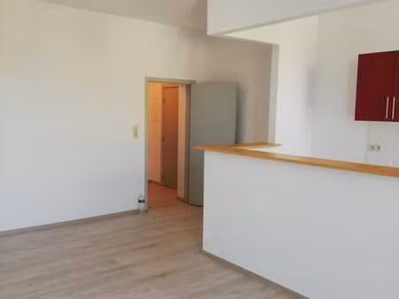 appartement 1ch  charleroi  cuisine moderne rouge