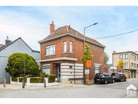 charmante maison avec garage et terrasse dans un emplacement