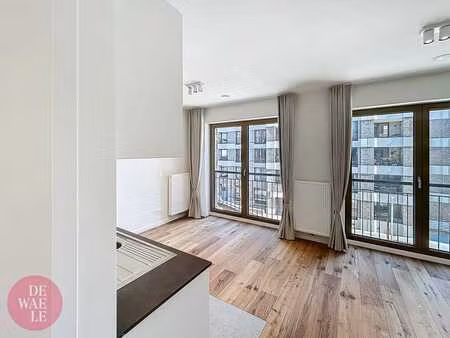 studio récemment construit à tour & taxis  place de parking