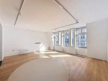 sablon/poelaert : appartement 2 ch lumineux