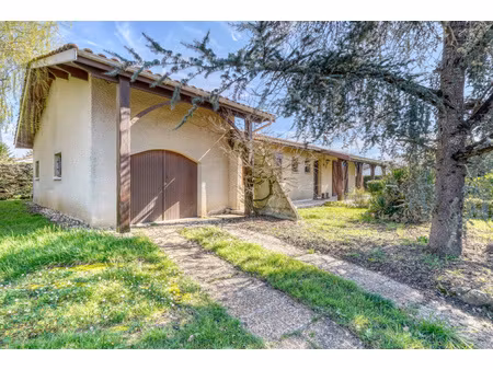 maison 6 pièces de 135m2 habitables avec deux garages le tout sur parcelle de 814m2.