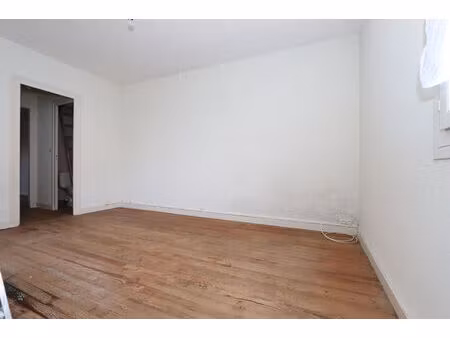 maison 2 pièces à rénover - 40 m² habitables - cour - toiture récente