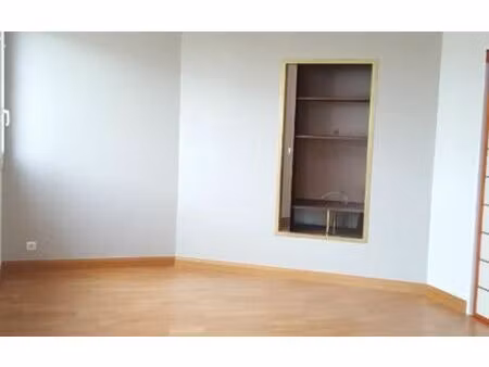 location appartement  m² t-2 à beauvais  680 €
