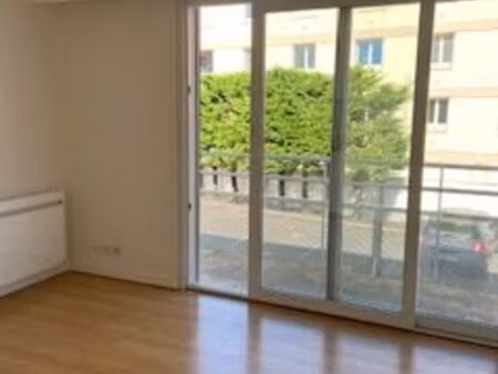 la rochelle/tasdon - t2 d'env.32m² avec terrasse et parking privatif