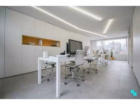 ruim en vlot bereikbaar gelegen kantoor in hooglede