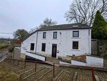 maison 4 façades dans un quartier calme.