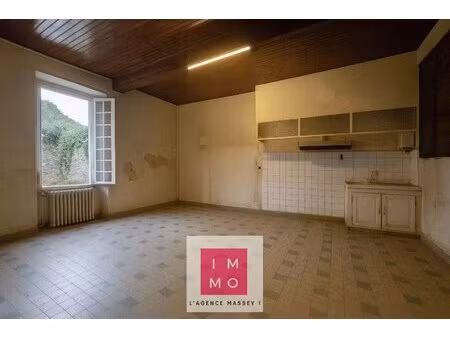 a saisir batiment 215m² + combles 124m² + dépendances 456m² + terrain à batir 2400m²