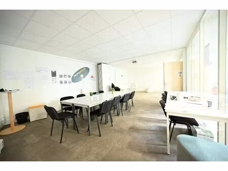 75020 - local commercial de 220 m² + cour privative de 193 m²