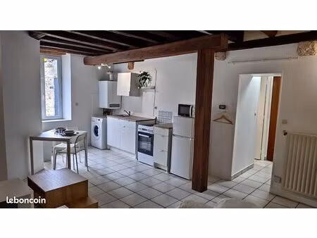 grand studio rénové et meublé  centre-ville au calme  stationnement facile et gratuit