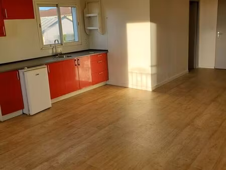 studio 30m² environ - cuisine semi équipée