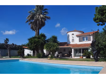 villa 4 faces avec jardin et dépendances à proximité des pla