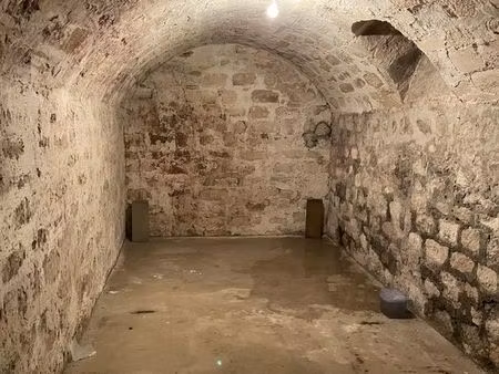 cave 14m3/6m2  refaite à neuf au 17 rue poulet (sec  sécurisée  accessible)