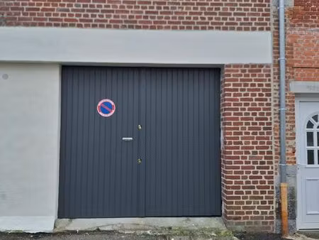 dépôt / entrepôt / garde-meuble / box / garage / local de stockage