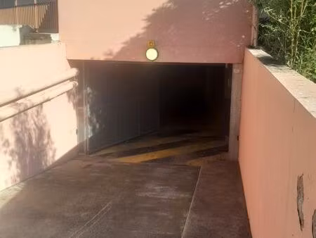 loue garage 14m2 sécurisé