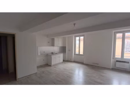location appartement 3 pièces 57 m² à besse-sur-issole (83890)  678 €