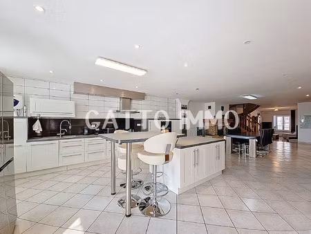 maison de 260 m2 // terrain de 452 m2 // 4 chambres // dpe