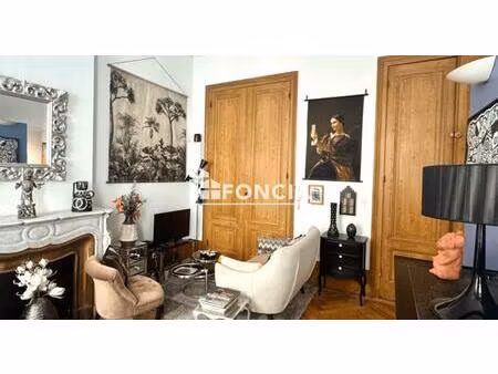 quartier saint seurin- place des martyres de la resistance- immeuble ancien- bel apparteme