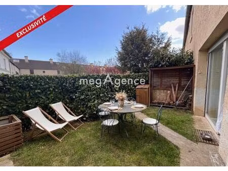 exclusivité – triplex 118 m² avec jardin privatif  cheminée et 3 parkings – saint-nom-la-b