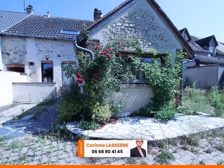 aubigny sur nere  maison de ville en bon état avec 5 chambres dont une en rez de chaussée