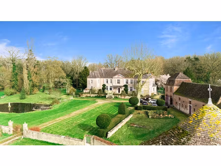 prestigieux château des xviiie et xixe siècles avec vue sur