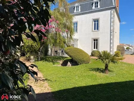 élégante maison bourgeoise au cœur de nueil-les-aubiers