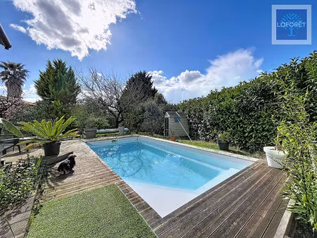 maison familiale au calme  5 chambres avec piscine et garage.