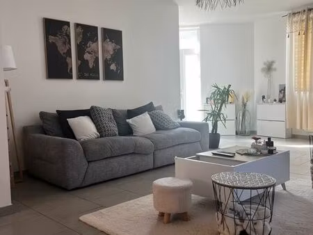 vaste appartement 90m2 avec garage et cour