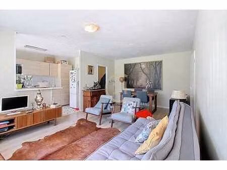 prox. ucl et hôpital st luc. appart 1ch