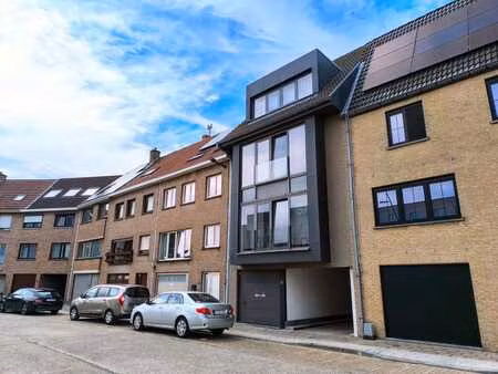 garage spacieuse à blankenberge – stationnement sécurisé et