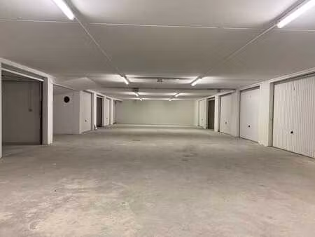 grande box garage pour 2 voitures située à de haan