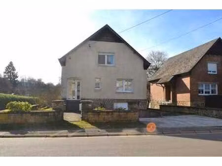 maison 4 facades avec jardin  pergola et garage.