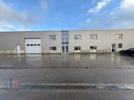 ruim magazijn van 840 m² met kantoorruimte in kruisem
