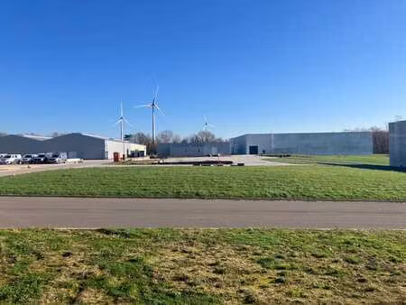 entrepôt fraîchement rénover à louer dans un site sécurisé !