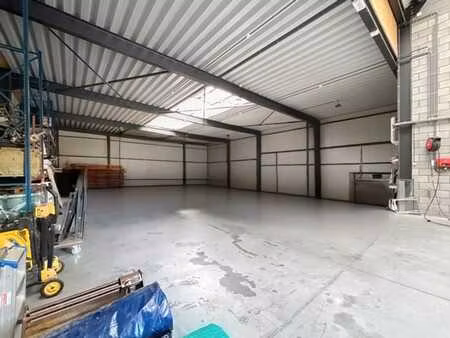 spacieux entrepôt 576 m²  idéalement situé - bande (n4)