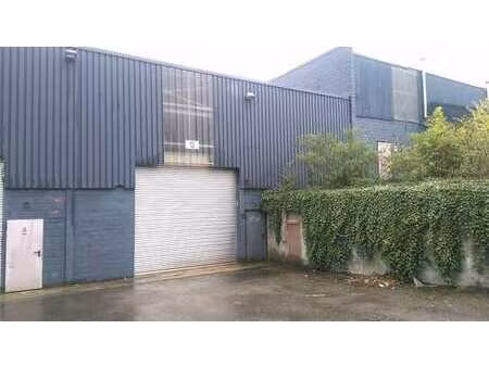 entrepôt de 175 m² avec parking – stembert