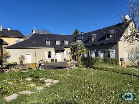 deux maisons en une avec jardin et abris voiture