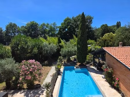 maison t6 meublée – piscine – spacieuse – cadre agréable